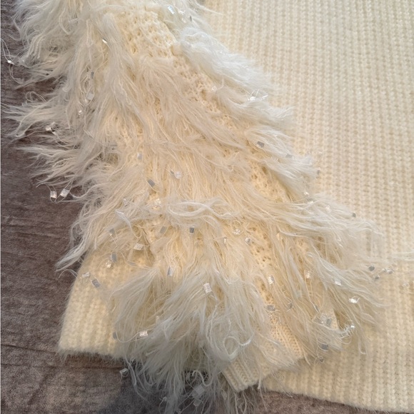 Chic Cream Sweater with Feathered Sleeves - Picture 3 of 6